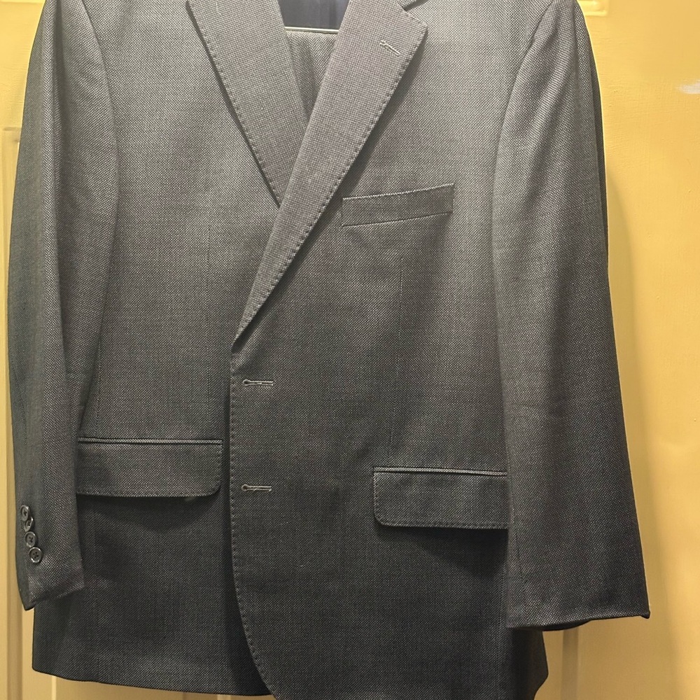 Daniel Cremieux Gray Suit with Structured Shoulders